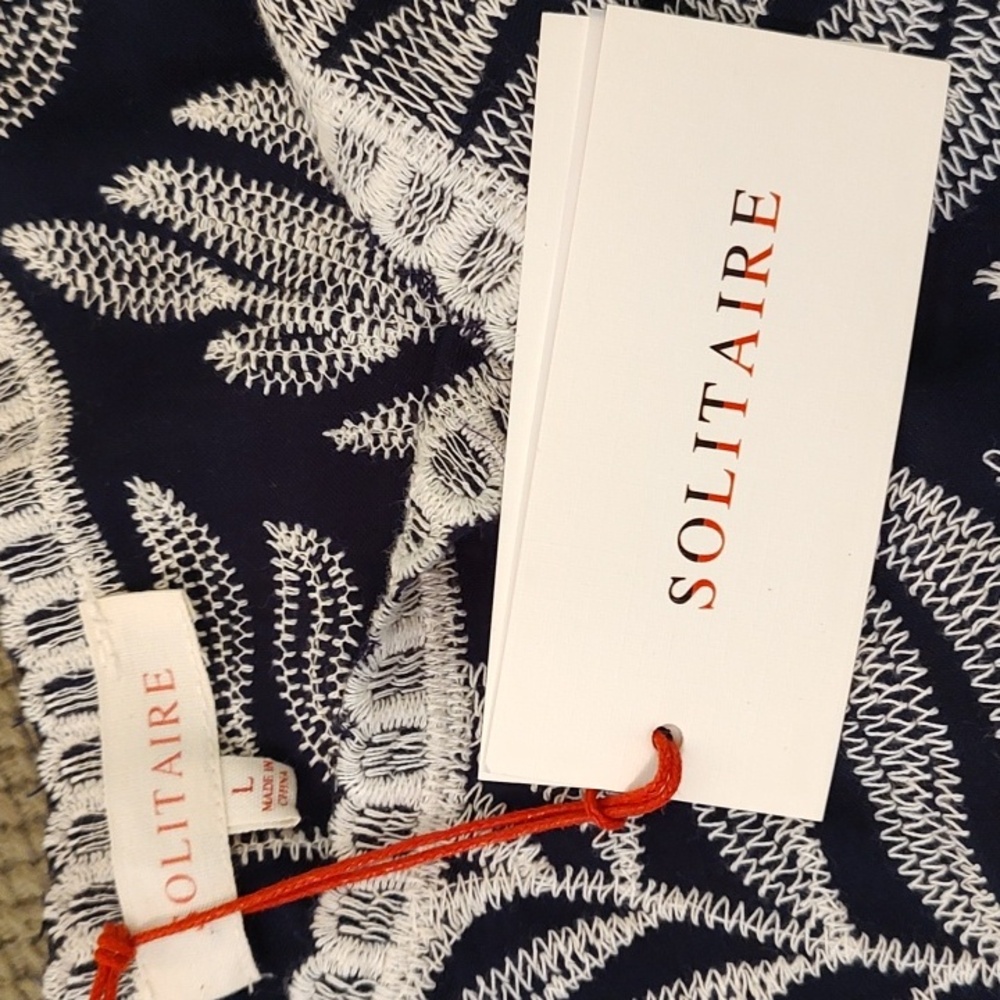 Solitaire NWT Navy Blue & White Embroidered Ferns Boxy Scalloped Hem SZ:L Blouse - Picture 10 of 14